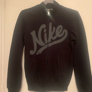 Nike pullover with zipper closure